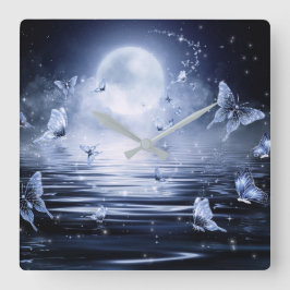 Fjärilsväggen tar tid på fyrkantig klocka