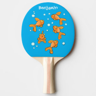 Fläckfisk av orange på blått tecknad pingisracket