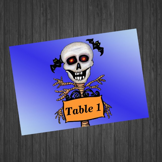 Fladdermöss för Creepy Skull Träd Beware-signering Bordsnummer (Laughing creepy skull tree branch arms bats Orange sign on vibrant blue even table number cards.)