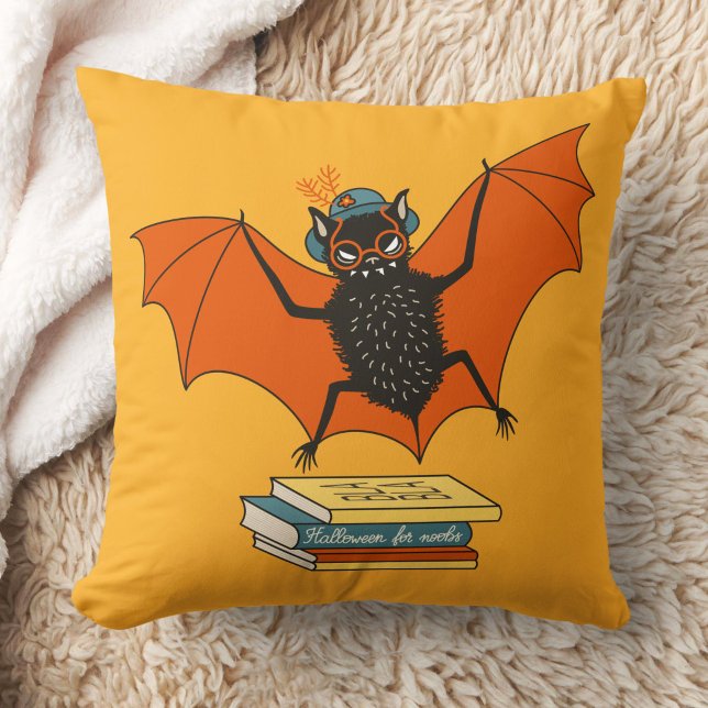 Fladdermus Bok Älskare Funny Halloween Kudde (yellow pillow with a funny cartoon bat librarian with eyeglasses and hat flying over books)