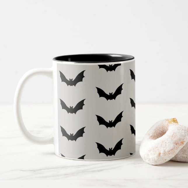 Fladdermus-flygande Spooky Halloween Mönster Två-Tonad Mugg (Med munk)
