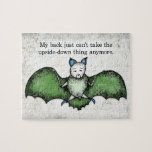 Fladdermus med ett dåligt bak-pussel pussel<br><div class="desc">Fladdermus med en dålig baksida har ett medicinskt utmanat fladdermus med en dålig rygg som inte längre kan hålla sig till sak uppifrån och ned. I vitt, grönt och blått.</div>