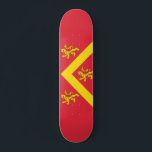 Flagga av Anglesey Skateboard<br><div class="desc">Skateboard med utformning i ett flagga av det historiska grevskapet Anglesey,  Wales,  Underbara Storbritannien; röd flagga med gult chevron och tre lejon; tilldelad arm av Hwfa ap Cynddelw,  fylkets traditionella brige</div>