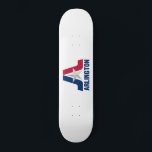Flagga av Arlington, Texas Skateboard<br><div class="desc">Skateboard med flagga av Arlington,  Texas. En vit flagga med blå och röd brev A och en silver stjärna i mitten</div>