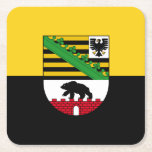 Flagga av Papper Underlägg på Sachsen-Anhalt-torge<br><div class="desc">Pappra kuster med olika flagga av Sachsen-Anhalt,  med två vågräna av gult (guldfärgad) och svart,  och med statens jacka av arm i mitten</div>