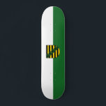 Flagga av Sachsen Skateboard<br><div class="desc">Skateboard med variant flagga av Sachsen; design med två band av grönt och vitt vågrät och med statens jackande av arm i mitten</div>