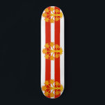 Flagga av Westmorland Skateboard<br><div class="desc">Skateboard med utformning med en flagga av det historiska grevskapet Westmorland,  i England,  Underbar Storbritannien; vit och röd stripe flagga med guldheraldiskt äpple träd i mitten</div>