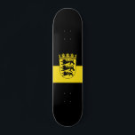Flagga Baden-Württemberg Skateboard<br><div class="desc">Skateboard med variant flagga av Baden-Württemberg,  konstruerad med två vågrät av svart och gult (guldfärgad) och emblem med sköld med tre svarta lejon i mitten</div>