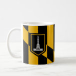 Flagga Baltimore Coffee Mugg<br><div class="desc">Mugg med flagga i Baltimore,  Maryland; svart och gult flagga med ett exempel på Battle Monument</div>