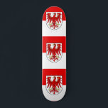 Flagga Brandenburg Skateboard<br><div class="desc">Skateboard med flagga av Brandenburg (Brandenburgs),  utformad med två röda och vita band med statens jackande av arm med en illustration av en rödörn i mitten</div>