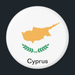 Flagga Cypern Magnet<br><div class="desc">Cyperns flagga (grekisk: Σ ηαία τ ς budgivningsmöjlighet budgivningsmöjlighet simea tis Kipru, turkisk: Kıbrıs Cumhuriyeti bayrağı) trädde i använda den 16 augusti 1960, enligt Zürich- och Londonavtalen, varigenom en konstitution utarbetades och Cypern utropades till en stat i oberoende. Flagga var designad av den turkcypriotiska konstläraren İsmet Güney. Statlig flagga är...</div>