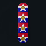 Flagga Dallas, Texas Skateboard<br><div class="desc">Skateboard med flagga av staden Dallas,  Texas; flagga med röda och blå band av vågrät med stadens försegling inuti en vit stjärna i mitten</div>