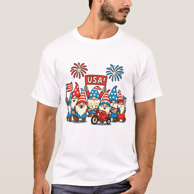 Flagga Day Gnome Parad T-Shirt |USA Firande Tee (Framsida)