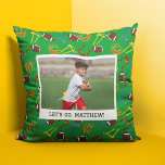 Flagga Football Coach Player Personlig Kudde<br><div class="desc">Skapa en vänlig gåva som är perfekt för flagga fotbollstränare och fotbollsspelare när du lägger till ditt eget foto och ditt eget anpassningsbar till den här kudden. Bilden och meddelandet visas mot en mönstrad bakgrund med fotbollar och färgstarkt flagga.</div>