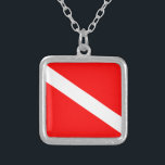 Flagga för dyka silverpläterat halsband<br><div class="desc">Den söta Dykan Flagga Necklace är en unik idé för din dykardykare eller dykarfru,  syster,  dotter,  flickvän,  mamma eller moster. Den här anpassningsbarna har den röda och vita dykdykaren nedåt i flagga.</div>