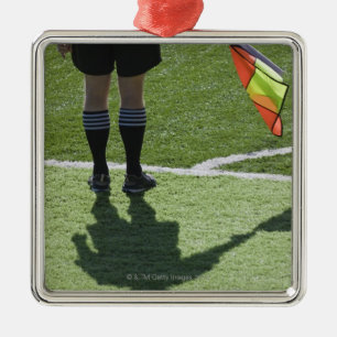 Flagga för fotbolldomareinnehav julgransprydnad metall