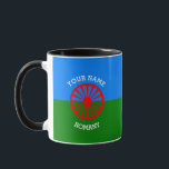 Flagga för handelsresandear för officiell Romany Mugg<br><div class="desc">Flagga för handelsresanden för officiell Romany för personligen rullar den zigenska, nollan styago le romengo i romani, av de Roma gipsiesna med en röd vagn på en grönt- och blåttbakgrund. Denna moderna flagga föreställer den öppna himmlen för blått, och det gröna gräset av världen med en rulla av reser och...</div>