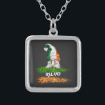 *~* Flagga FÖR IRLÄNDSK Abstrakt Silverpläterat Halsband<br><div class="desc">En sådan fantastisk Whimsical Cute Roligt Patriotic Irish Pride Irish Flagga GNOME håller ett HEART med Irish Flagga. * IRLAND IRISH FLAGGA BRUSH STROKE Simple Abstrakt IRISH flagga Grönt White and ORANGE. Modern populär Abstrakt Enkelt färgstarkt Kreativ Vitaktig Roligt Patriotic Irish Pride GNOME IRISH flagga. IRLAND IRLAND Abstrakt stil Militärveteran...</div>