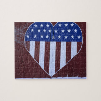 Flagga i hjärta formar målat på ladugård efter pussel