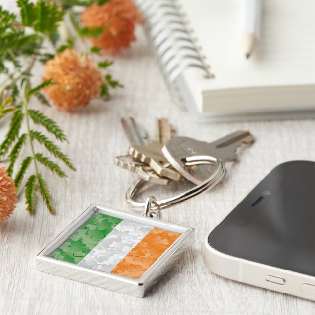 Flagga i Irland med schaktmassor mönster Fyrkantig Silverfärgad Nyckelring (Sidan)