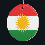 Flagga Kurdistan Julgransprydnad Keramik<br><div class="desc">Denna utformning kännetecknar Kurdistans flagga, som är ett grovt definierat geokulturellt historiskt område där det kurdiska folket utgör en majoritet av befolkningen och kurdisk kultur, språk och nationell identitet historiskt har baserats. Geografiskt omfattar Kurdistan grovt nordvästra Zagros och östran Taurus-bergen. användan av contemporaryn avser följande fyra områden: sydöstra Turkiet (norra...</div>
