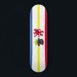 Flagga Mecklenburg-Westerna Pommerns skateboard<br><div class="desc">Skateboard med variant flagga av Mecklenburg-Westerna Pommern; konstruerad med fem vågrät rand av rött,  vitt,  blått och gult samt med illustrationer av tjuvens huvud och rödörn</div>