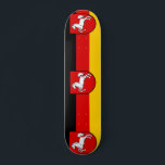 Flagga Niedersachsen Skateboard<br><div class="desc">Skateboard med flagga av Niedersachsen; design med vågrät tricolor of black,  red and gult (golden),  med statens emblem med en illustration av en vit häst i mitten</div>