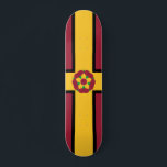 Flagga på Northamptonshire Skateboard<br><div class="desc">Skateboard med utformning med en flagga av det historiska grevskapet Northamptonshire i England,  Underbar Storbritannien; maron flagga med guld kor och fylkeskommunens traditionella ro i centrum</div>