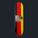 Flagga Saarland Skateboard<br><div class="desc">Skateboard med flagga av Saarland; design med vågrät tricolor of black,  red and gult (golden),  med statens jackande av arm i mitten</div>