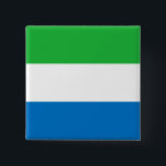 Flagga Sierra Leone Knapp<br><div class="desc">Sierran Leonean är en vågrät tricolor. Den använda färgen i flagga är blå,  grönt,  vit. Andelen Sierra Leonean är 2:3. Flagga av Sierra Leone antogs 1961.</div>