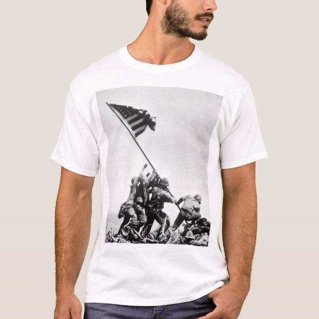 Flagga som lyfter på Iwo Jima_War, avbildar Tee (Framsida)