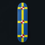 Flagga till Pembrokeshire Skateboard<br><div class="desc">Skateboard med utformning i ett flagga av Pembrokeshire i Wales,  Underbar Britain; blue azure flagga med gult kor och white Tudor ro i mitten</div>