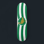 Flagga till Wiltshire Skateboard<br><div class="desc">Skateboard med utformning med en flagga av det historiska grevskapet Wiltshire,  i England,  Underbar Storbritannien; vit och grönt flagga med vinklad rand och underbar bustard i mitten</div>