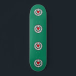 Flagga till Worcester, Massachusetts Skateboard<br><div class="desc">Skateboard with flagga of city of Worcester,  Massachusetts; grönt flagga with white emblem with red eart in center</div>