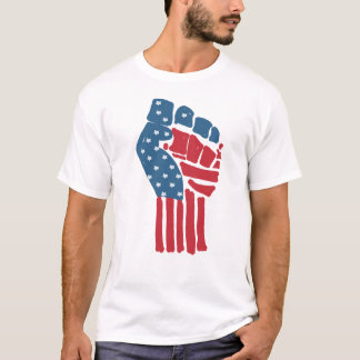 Flagge USA auf einer angehobenen geballten Faust  T Shirt