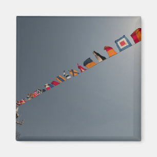 Flaggor flyger över däcket av USSet Iwo Jima Magnet