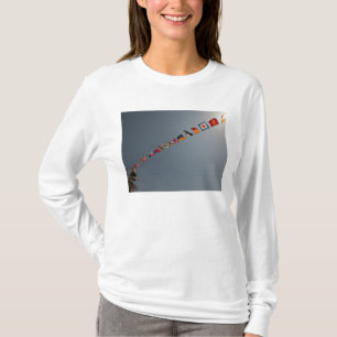 Flaggor flyger över däcket av USSet Iwo Jima T-shirt