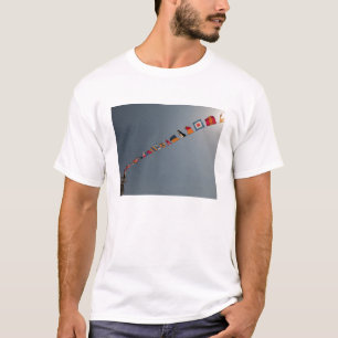 Flaggor flyger över däcket av USSet Iwo Jima T Shirt