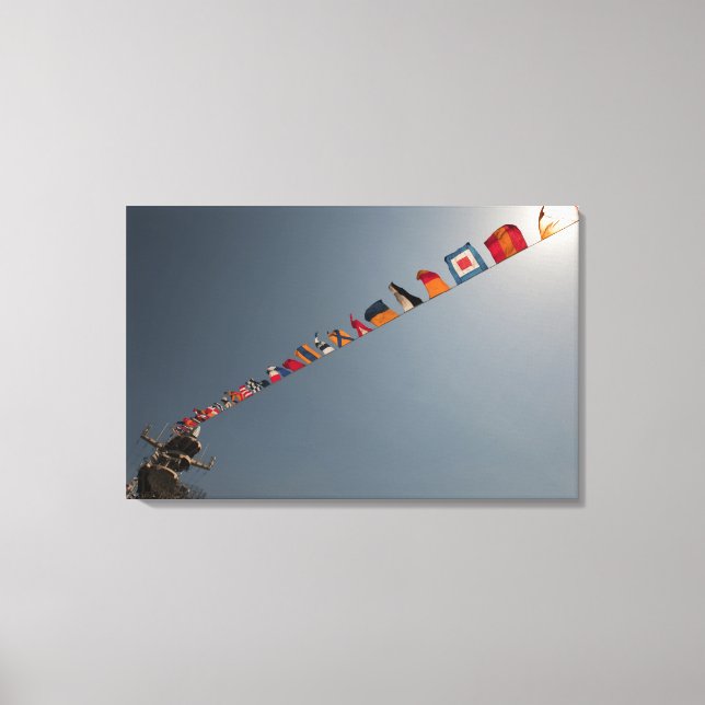 Flaggor flyger över USS Iwo Jima-däcket Canvastryck (Framsida)