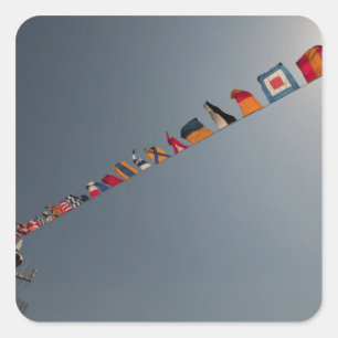 Flaggor flyger över USS Iwo Jima-däcket Fyrkantigt Klistermärke