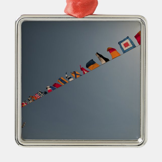 Flaggor flyger över USS Iwo Jima-däcket Julgransprydnad Metall (Framsidan)