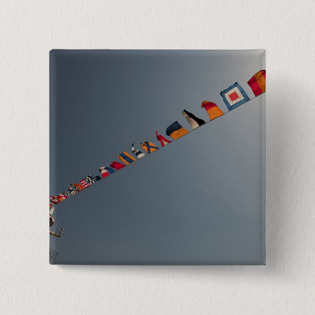 Flaggor flyger över USS Iwo Jima-däcket Knapp (Framsida)