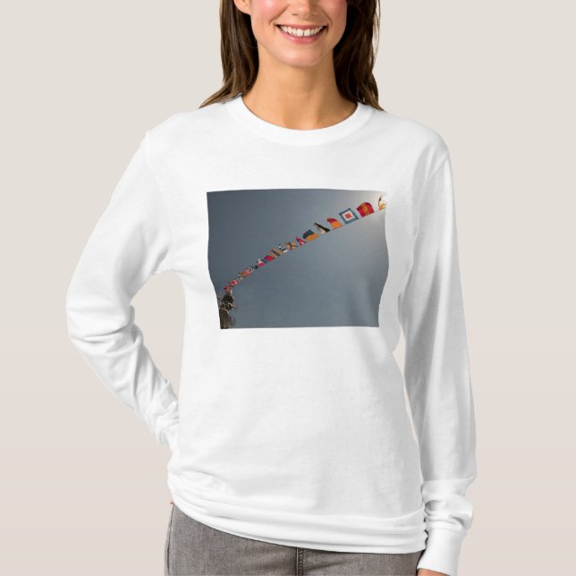 Flaggor flyger över USS Iwo Jima-däcket T-shirt (Framsida)