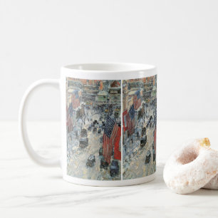Flaggor på 57:e gatan av Frederick Childe Hassam Kaffemugg