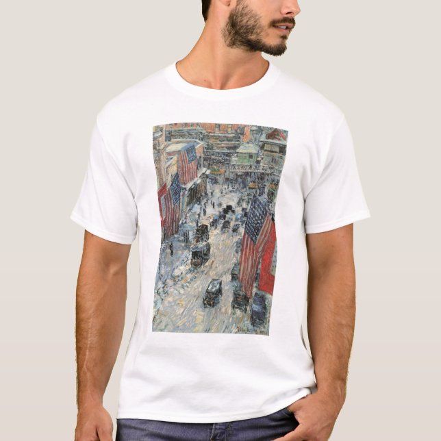 Flaggor på 57:e gatan av Frederick Childe Hassam T-shirt (Framsida)