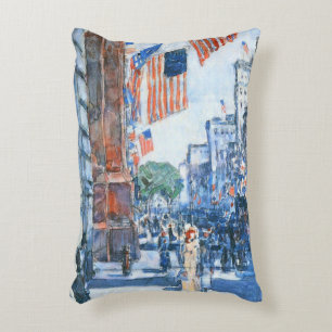 Flaggor på Fifth Avenue av Childe Hassam, Vintage Prydnadskudde