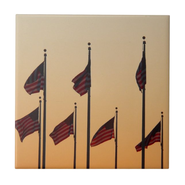 Flaggor vid solnedgång Amerikansk patriotisk USA Kakelplatta (Framsidan)