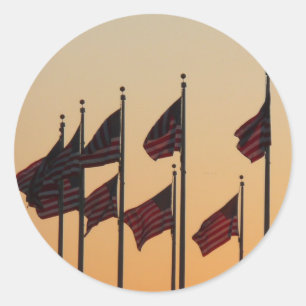 Flaggor vid solnedgång Amerikansk patriotisk USA Runt Klistermärke