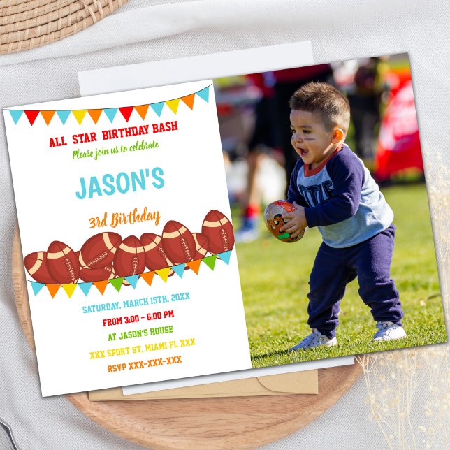 Flaggor White Football Birthday-inbjudan med foto Inbjudningar (Flags White Football Birthday Invitations w photo)