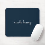Flaggskript i flottan | Modern Snyggt Monogram Musmatta<br><div class="desc">En enkel anpassningsbar i en handskriven avslappnad med enfärgad marinblå och vit snyggt. Monogrammet kan lätt vara personlig för att göra en design så unik som du är! Perfektens trendig-gåva eller tillbehör till tillfälle.</div>